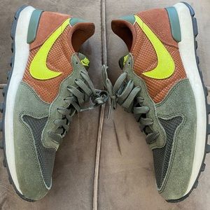 NIKE Internationalist
